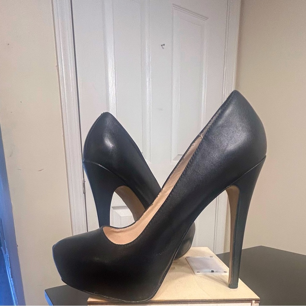 Steve Madden Yasmin BLK Leather Platform Pumps!